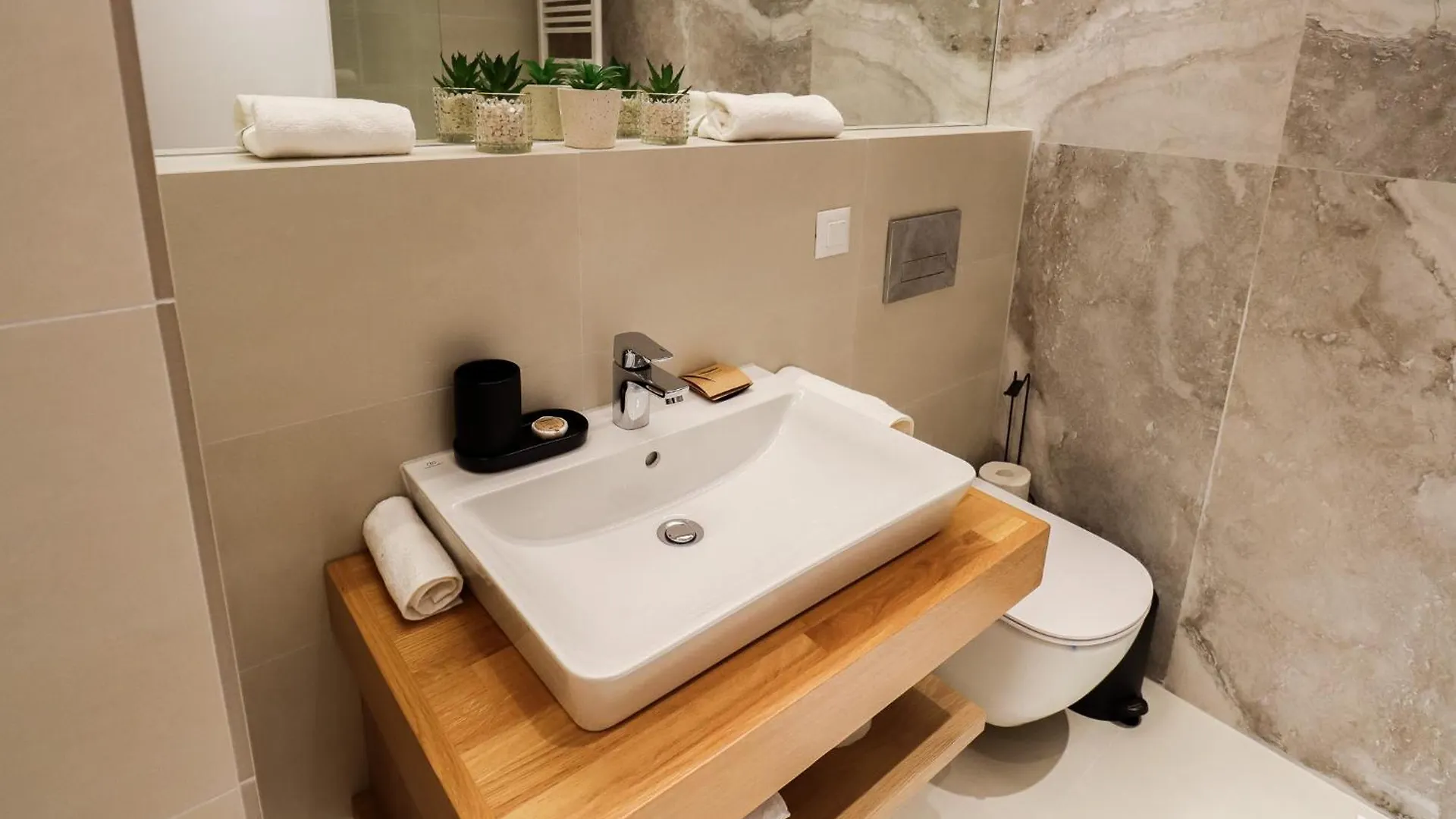 Como Business Inn Bucureşti 0*,  România